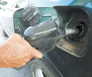 Los hondureños pagan más de 100 lempiras por el galón de gasolina superior, 91 la regular y 85 el de diésel.