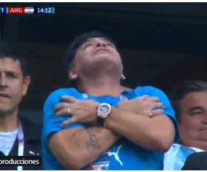 Desde la tribuna Maradona celebró con gran emoción el gol de Messi.