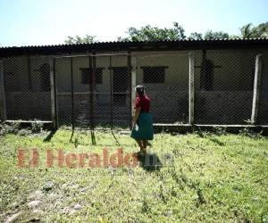 Ramona Aguilera, extrabajadora de los descendientes, contempla la vieja casa de María Josefa, la esposa de Francisco Morazán. Foto: Emilio Flores / EL HERALDO.