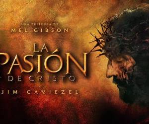 Uno de los aspectos más llamativos del proyecto es su formato. Lejos de tratarse de una sola película, la historia estará dividida en dos partes que llegarán a los cines en fechas cargadas de simbolismo religioso.