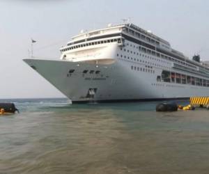 El crucero MSC Armonía no pudo detenerse y se estrelló contra el muelle.