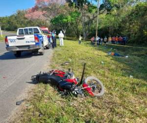 El fallecido quedó tirado a la orilla de la carretera. Foto: Cortesía.