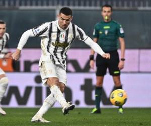 Cristiano Ronaldo le dio la victoria a los bianconeros con dos goles desde el punto penal. Foto: AFP