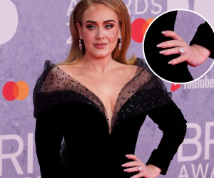Adele posó mostrando su enorme anillo.