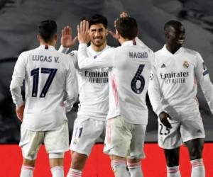 El centrocampista español del Real Madrid Marco Asensio celebra anotar el tercer gol de su equipo durante los octavos de final de la Liga de Campeones de la UEFA. Foto: AFP.