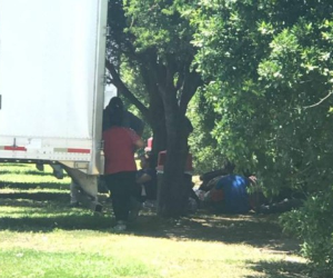 Las personas habrían pasado más de ocho horas en el camión, informaron varios medios. Foto: Twitter/ @KRGV_Lauren