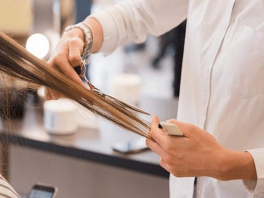 El tribunal determinó que, como Roy había hecho carrera como modelo posando para anuncios de productos para el cabello, este corte de pelo le causó 'una grave depresión nerviosa y un trauma'. Foto cortesía.