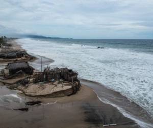 Se pronostica que el centro de Bud cruce Baja California Sur este jueves y que se debilite al cruzar la península hasta convertirse en depresión tropical el viernes.