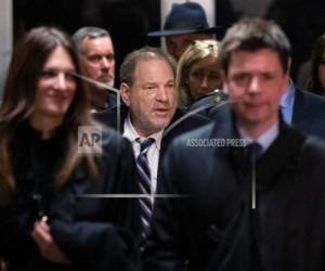 Harvey Weinstein, en el centro, sale de la corte rodeado de sus abogados Donna Rotunno, a la izquierda, y Damon Cheronis, durante su juicio por violación y abuso sexual en Nueva York el jueves 13 de febrero del 2020. Foto AP.