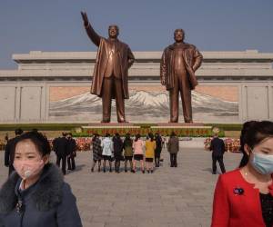 Kim Il Sung sigue siendo el “presidente eterno” del país. Desde muy pequeños, todos los norcoreanos aprenden a venerar su figura y la de su hijo Kim Jong Il.