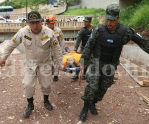 El hombre de 47 años perdió el equilibrio y cayó al vacío. Inmediatamente fue trasladado al HEU. Foto Efraín Salgado