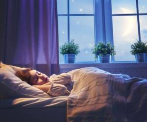 El tiempo necesario de sueño depende mucho de la edad del niño o adolescente. Pero en ningún caso es recomendable que sea menos de 8 horas diarias.