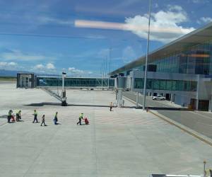 Los aterrizajes en el Aeropuerto Internacional de Palmerola dan más seguridad a los viajeros, no es la misma sensación de temor que Toncontín, pero se quejan ciertas limitantes adentro de la terminal.