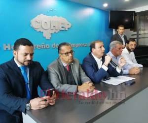 Juan Carlos Sikaffy, presidente del Cohep, en compañía de representantes de los productores de energía.