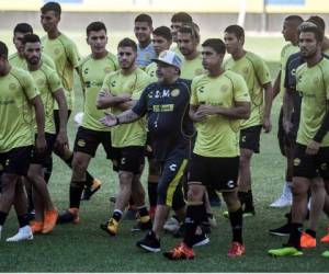 Maradona junto a los jugadores de Dorados en su primer entrenamiento. Foto: Agencia AFP