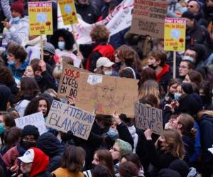 Los manifestantes sostienen carteles durante una movilización interprofesional sobre salarios y empleo en París. Foto: AFP