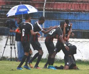 Fredis López celebra la segunda anotación del Honduras en La Ceiba ante el Vida: Foto: Samuel Zelaya / El Heraldo.
