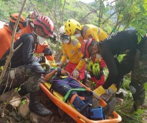 Desde El Berrinche donde se perdió la colonia Soto en la capital de Honduras, la mañana del martes autoridades de la Comisión Permanente de Contingencias (Copeco) a través de un simulacro recordaron a las víctimas del huracán Mitch. Fotos: Copeco