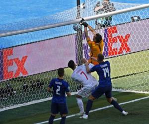 El arquero eslovaco Martin Dubravka al anotar un autogol ante España en la Euro 2020, el miércoles 23 de junio de 2021, en Sevilla. (Julio Munoz, Pool Foto vía AP)