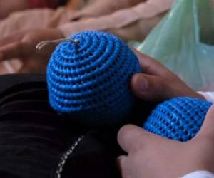 El concepto consiste en reciclar bolsas de plástico mediante la fabricación de cestas y bolsas para compras, combinadas con Alfa, una planta local flexible y resistente, tradicionalmente utilizada para tejer cestas. | Foto: L'Economiste