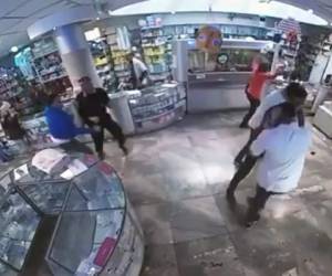 Cajeros y clientes se olvidaron por un momento de sus actividades en una tienda en Colombia, tras el gol de Jerry Mina.