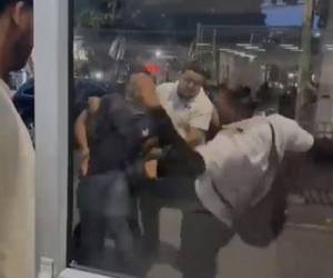 La situación quedó registrada en video por otros derechohabientes que se encontraban en el lugar y publicaron el video.