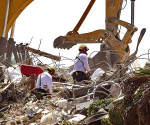 Cuadrillas de rescate buscan entre los escombros de Champlain Towers South. Foto: AP