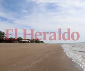 La playa Punta Ratón es de las más visitadas en temporada alta, principalmente por su belleza natural y su arena oscura. Foto: Eduard Rodríguez/ EL HERALDO