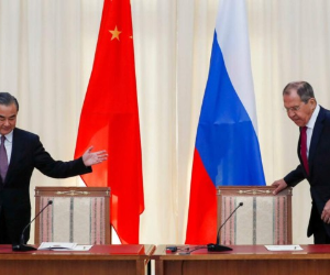 Wang estaba el lunes en Sochi, Rusia, para reunirse con su homólogo ruso Sergey Lavrov, un día antes que se reuniera con Mike Pompeo, el secretario de Estados Unidos. FOTO: AP