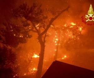 El incendio cerca de Altofonte, en Sicilia, Italia, el 29 de agosto del 2020. (Departamento de Bomberos de Italia, via AP)