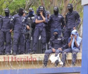 Los agentes se mantienen de brazos caídos por segundo día consecutivo. Foto: Estalin Irías/ EL HERALDO