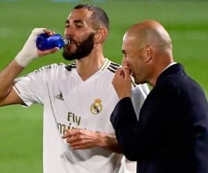 El entrenador francés del Real Madrid Zinedine Zidane hace gestos durante el partido de fútbol de la liga española entre el Real Madrid CF y el Valencia CF en el estadio Alfredo di Stefano en Valdebebas, en las afueras de Madrid. Foto: Agencia AFP.