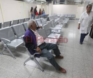 Los pacientes siguen llegando, aunque en menor cantidad, con la esperanza de encontrar un cupo. (Foto: El Heraldo Honduras/ Noticias Honduras hoy)