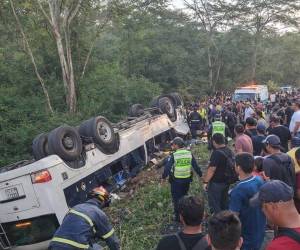 Un fatídico accidente vial registrado a la altura de la Cuesta de Los Limones, en Quimistán, Santa Bárbara, dejó como saldo al menos ocho personas muertas y varias heridas. La colisión de un autobús rapidito y una rastra, que transportaba cianuro en estado sólido deja luto. ¿Hay peligro? A continuación los detalles.