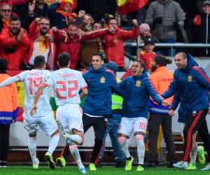 Momento en el que los jugadores de España celebraban la clasificación. (AFP)