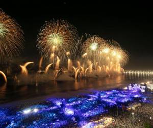 El espectáculo de fuegos de artificio del 'Réveillon' de este miércoles tuvo una duración de doce minutos.