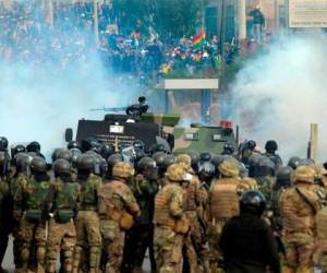 La policía antidisturbios y los soldados bolivianos se enfrentan con partidarios del ex presidente boliviano Evo Morales durante una protesta contra el gobierno interino. Foto: Agencia AFP.