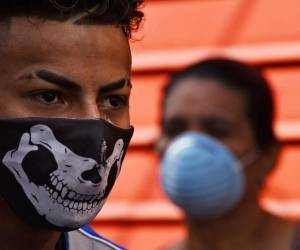Miles de jóvenes en el mundo no han acatado las órdenes de sus gobiernos y salen a la calle pese a la suspensión de sus garantías constitucionales. Foto: Agencia AFP.