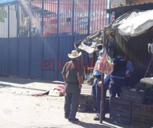El cuerpo quedó tendido junto al puesto de cebollas en el que vendía sus productos.(Foto: El Heraldo Honduras/ Noticias Honduras hoy)