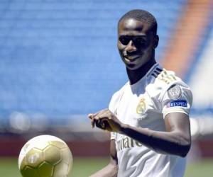 El defensa francés Ferland Mendy observa durante su presentación oficial como nuevo jugador del Real Madrid en el estadio Santiago Bernabeu. Foto:AFP