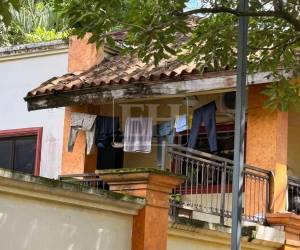 Un allanamiento en una vivienda de seguridad donde habitaban dos agentes de la División Anti Extorsión y Asociaciones Terroristas (DAET) fue realizado por la Dirección de Lucha contra el Narcotráfico (DLCN). ¿Cómo es la vivienda y qué se encontró en su interior?