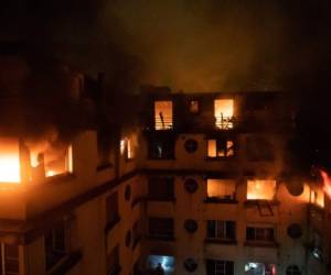 Las fotografías de la brigada de bomberos mostraron el fuego emanando de las ventanas de las últimas plantas. Foto: AFP