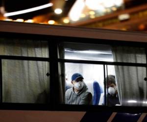 Un autobús que transporta turistas europeos que viajaban en el crucero Diamond Princess abandonan el puerto de Yokohama, cerca de Tokio, el viernes 21 de febrero de 2020. Foto: Agencia AP.