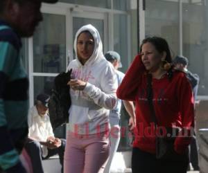 El desplazamiento de un frente frío por la zona norte, que mantendrá las temperaturas bajas en la mayor parte del territorio hondureño, obligó a los capitalinos a sacar sus abrigos este jueves. Fotos: David Romero/EL HERALDO.