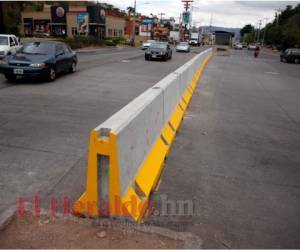 En una prueba de factibilidad vial, la Alcaldía cerró con barreras de concreto el retorno del bulevar Centroamérica de la capital de Honduras.