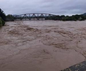Las aguas del río Chamelecón han dejado inundaciones y daños en varias partes del Valle de Sula.