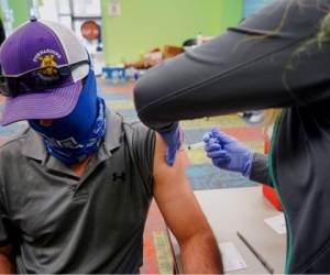 Florida es uno de los lugares a los que están viajando los latinoamericanos para vacunarse. Foto AFP