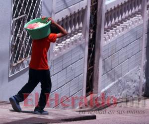A causa de la deserción escolar, muchos padres de familia exponen a sus hijos al trabajo infantil como parte de su día a día.