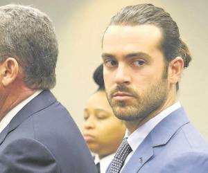 El actor mexicano lleva un monitor GPS en el tobillo que le permite a las autoridades saber dónde está en todo momento. FOTO: AP