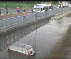 El camión cayó desde varios metros de altura en las aguas del río Ulúa.
